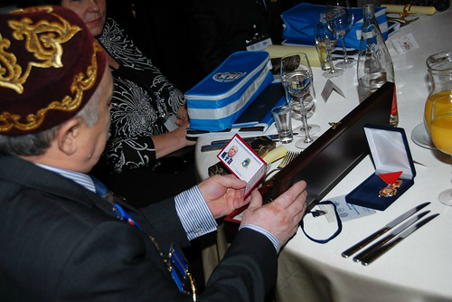 Награждение Базылхана Дюсупова от международного корпуса офицеров